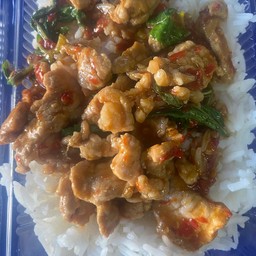 กะเพราหมูชิ้นราดข้าว