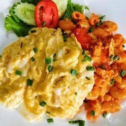 ไข่ข้น+มักกะโรนีผัดซอสมะเขือเทศ (ใส่ไข่)