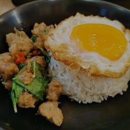 กะเพราหมูเด้งราดข้าว