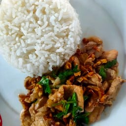 ข้าวอกไก่ผัดพริกขี้หนู