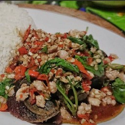 กะเพราหมูสับไข่เยี่ยวม้าราดข้าว
