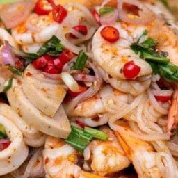 ยำเส้นเล็กกุ้งลวกปลาหมึกหมูยอ