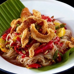 TUM-SUA Spicy Rice Noodles with crispy pork crackling