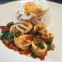 กะเพราปลาหมึกราดข้าว