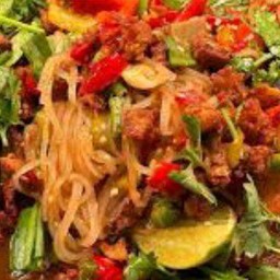 ยำเส้นเล็กปลากรอบลูกชิ้นปลา