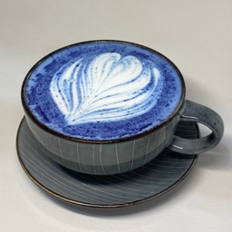 อัญชัน ลาเต้ (ร้อน)