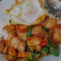 กะเพราหมูกรอบราดข้าว