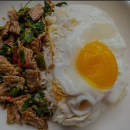 กะเพราเนื้อชิ้นราดข้าว