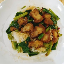 ผัดคะน้าราดข้าว