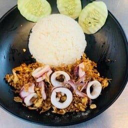 ข้าวกระเทียมปลาหมึก