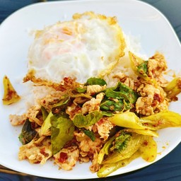 ผัดพริกแกงราดข้าว
