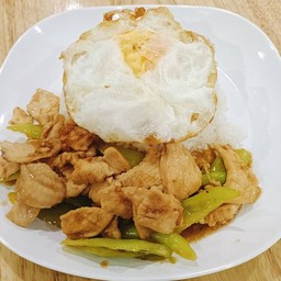 ผัดพริกอ่อนราดข้าว