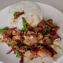 กะเพราเครื่องในไก่ราดข้าว