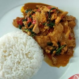 ข้าวกระเพาอกไก่