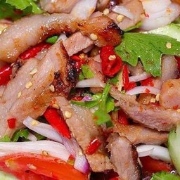 ยำคอหมูย่าง