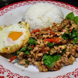กะเพราหมูสับราดข้าว