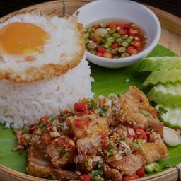 หมูกรอบคั่วพริกเกลือราดข้าว