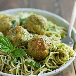 พาสต้ามีทบอลเพสโต้ซอส