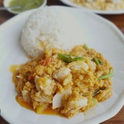 ปูก้อนผัดผงกระหรี่ราดข้าว