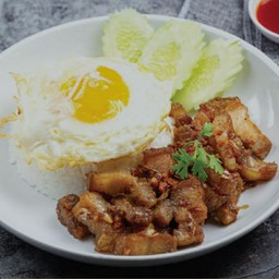 หมูกรอบผัดกระเทียมราดข้าว
