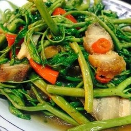 กระเฉดหมูกรอบไฟแดง