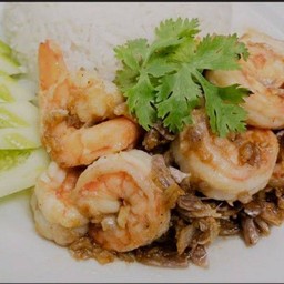 กุ้งกระเทียมพริกไทยราดข้าว