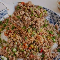 หมูสับคั่วพริกเกลือราดข้าว