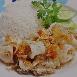 ปลาหมึกกระเทียมพริกไทยราดข้าว