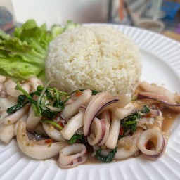 กะเพราหมึกราดข้าว