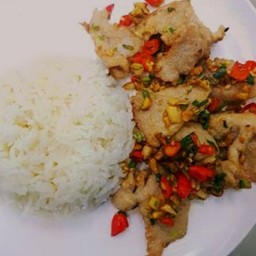 หมูชิ้นคั่วพริกเกลือราดข้าว