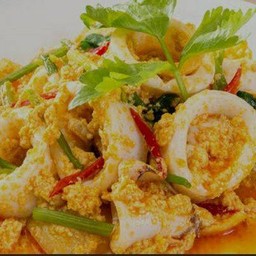 ปลาหมึกผัดผงกระหรี่ (กับข้าว)
