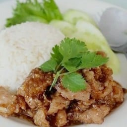 หมูกระเทียมพริกไทยราดข้าว