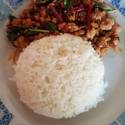 กระเพาหมูสับราดข้าว