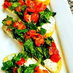 ขนมปังกรอบหน้าผักโขมครีมชีส 3 ชิ้น