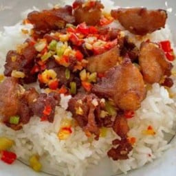 ข้าวหมูชิ้นคั่วพริกเกลือ