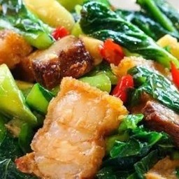 คะน้าหมูกรอบ