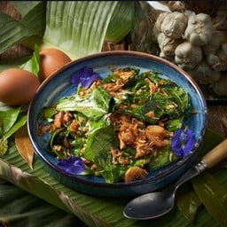 ใบเหลียงผัดไข่ใส่กุ้งเสียบ