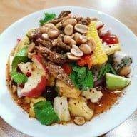 ยำผลไม้รวมปลากรอบแซ่บๆ