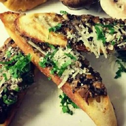 ขนมปังการอบหน้าเห็ดครีมชีส 3ชิ้น