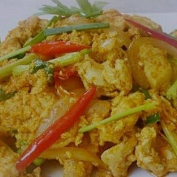 ไก่ผัดผงกระหรี่ราดข้าว
