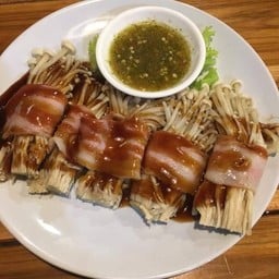 เบคอนพันเห็ดเข็มทอง