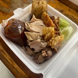 ข้าวมันไก่ต้ม+หมูกรอบ+ตับ(พิเศษ)