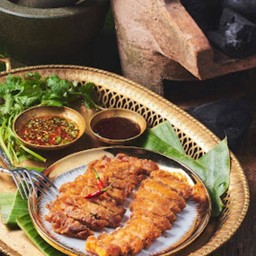 หมูสามชั้นทอดน้ำปลา พร้อมน้ำจิ้มแจ่วและน้ำพริกเผาปรุง