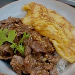 เนื้อผัดกระเทียมราดข้าว