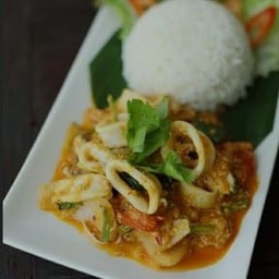 ปลาหมึกผัดผงกระหรี่ราดข้าว