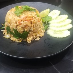 ข้าวผัดกุ้ง หรือ ปลาหมึก (รบกวนระบุด้วยค่ะ)