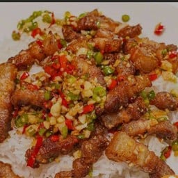 หมูสามชั้นทอดคั่วพริกเกลือราดข้าว