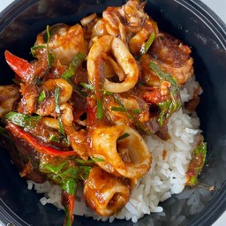 กุ้งหมึกผัดพริกแกงเผ็ดราดข้าว