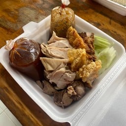 ข้าวมันไก่ต้ม+หมูกรอบ+ตับ