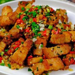 หมูกรอบผัดพริกเกลือ (กับข้าว)